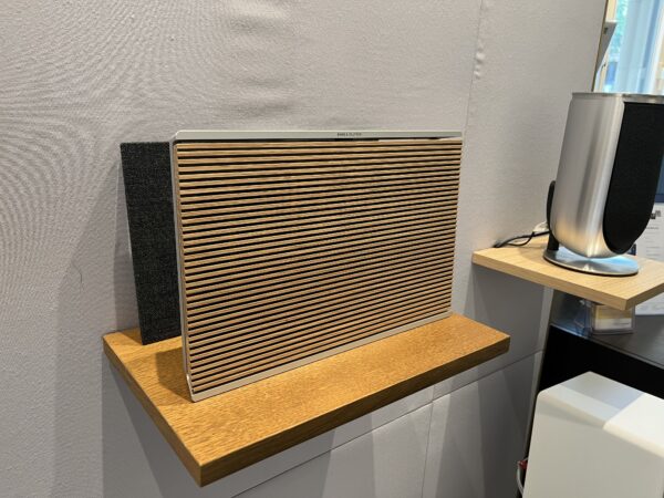 B&O - Beosound Level mit Google Voice Assistant) - W-Lan Lautsprecher - Vorführlautsprecher