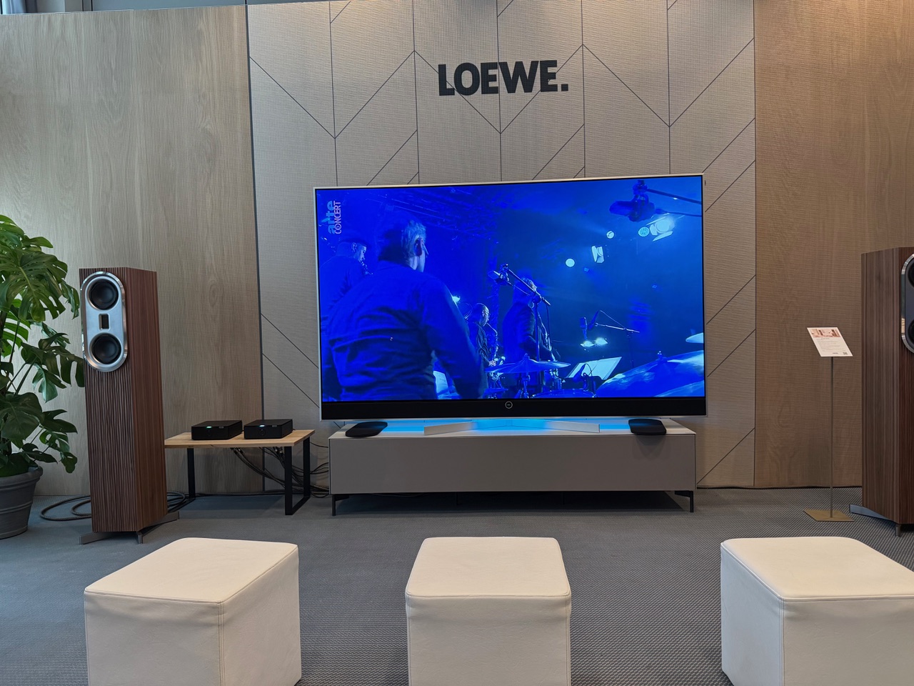 Stellar TV in 97" auf der High End 2025 in München, jetzt in Stuttgart bei GRAF Hören und Sehen testen und kaufen