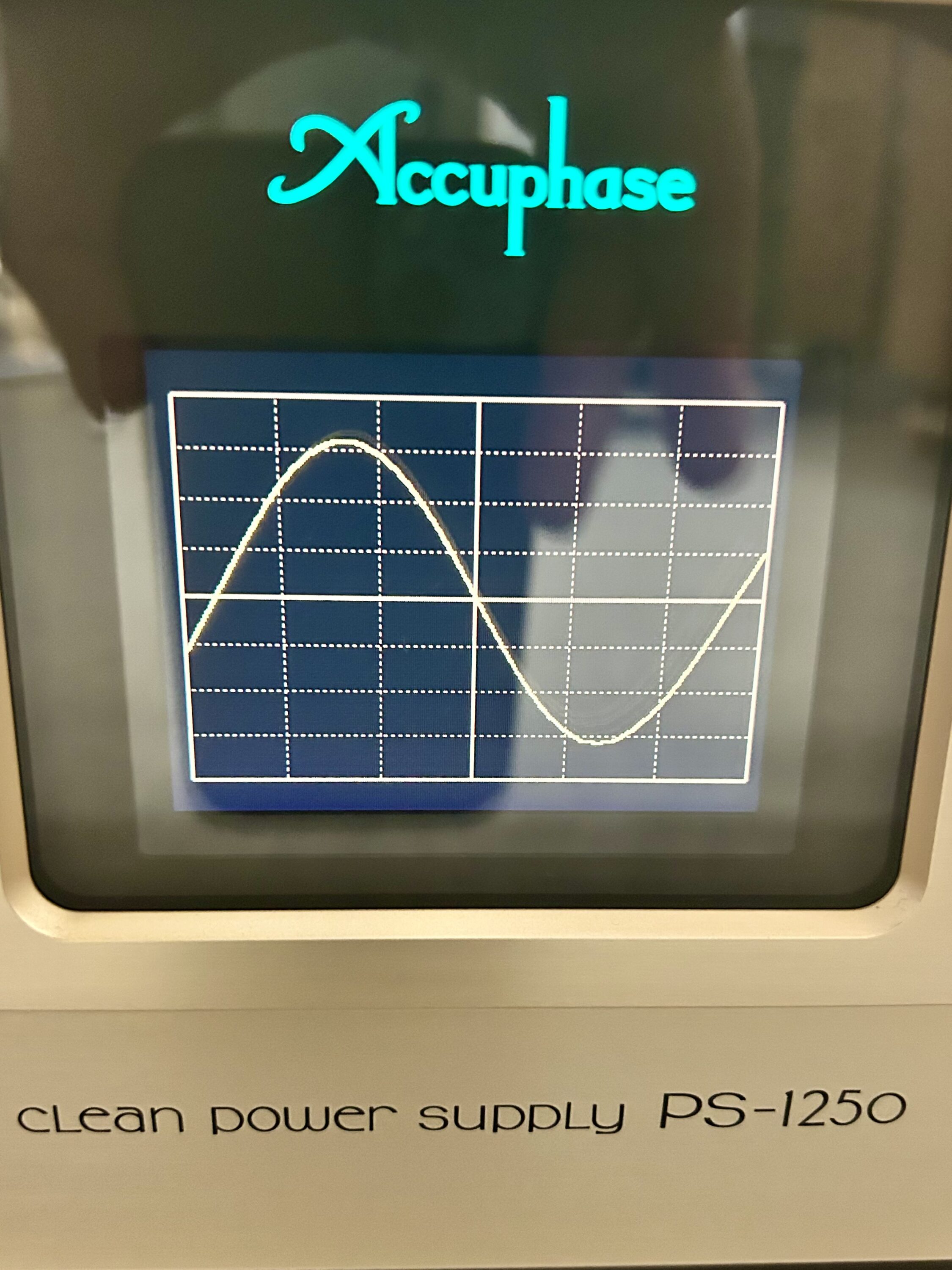 Rückseite des Accuphase PS-1250 Clean Power Supply in Stuttgart - Nachher