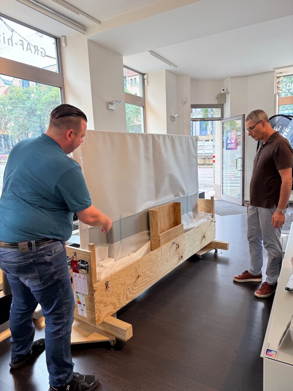 Unboxing: Loewe stellar 97 exklusiv in Stuttgart, größter OLED TV