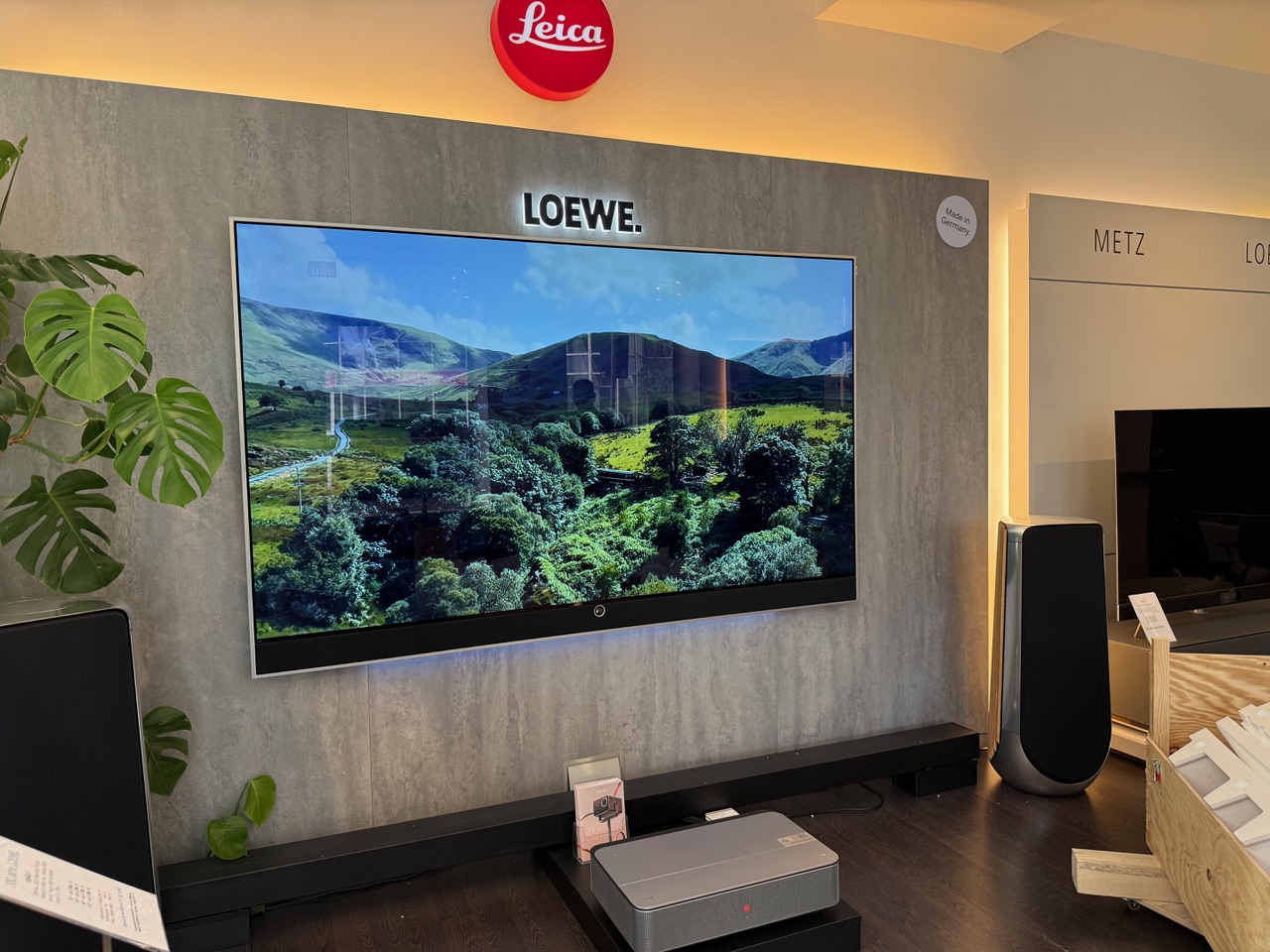 Loewe-Galerie: Loewe stellar 97 exklusiv in Stuttgart, größter OLED TV